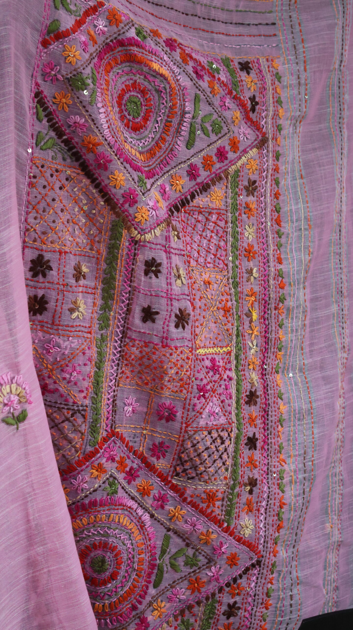 Handcrafted Linen Saree with Traditional Lambani Work – Pastel Pink - Image 3