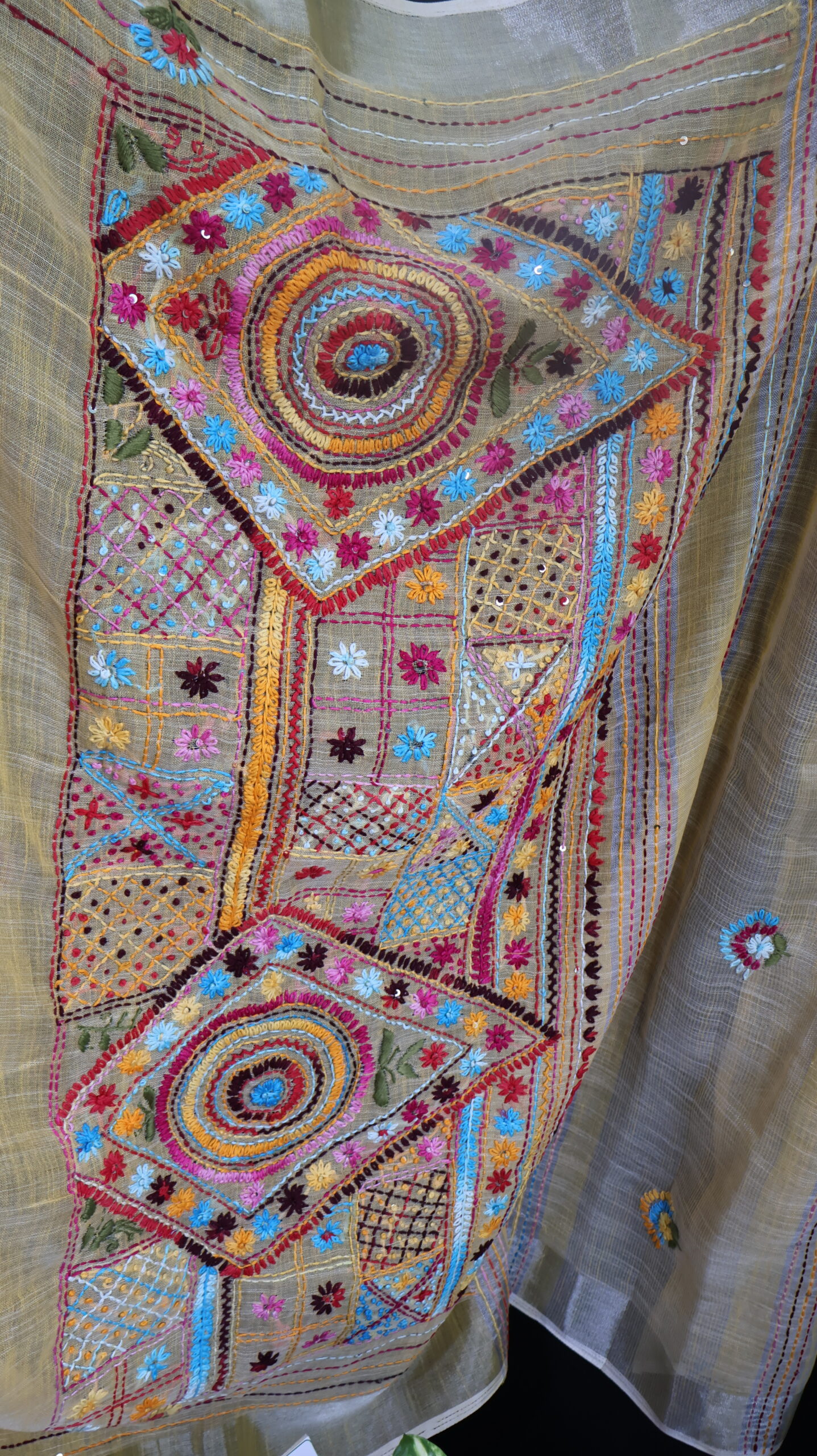 Handcrafted Linen Saree with Traditional Lambani Embroidery – Pastel Yellow - Image 3