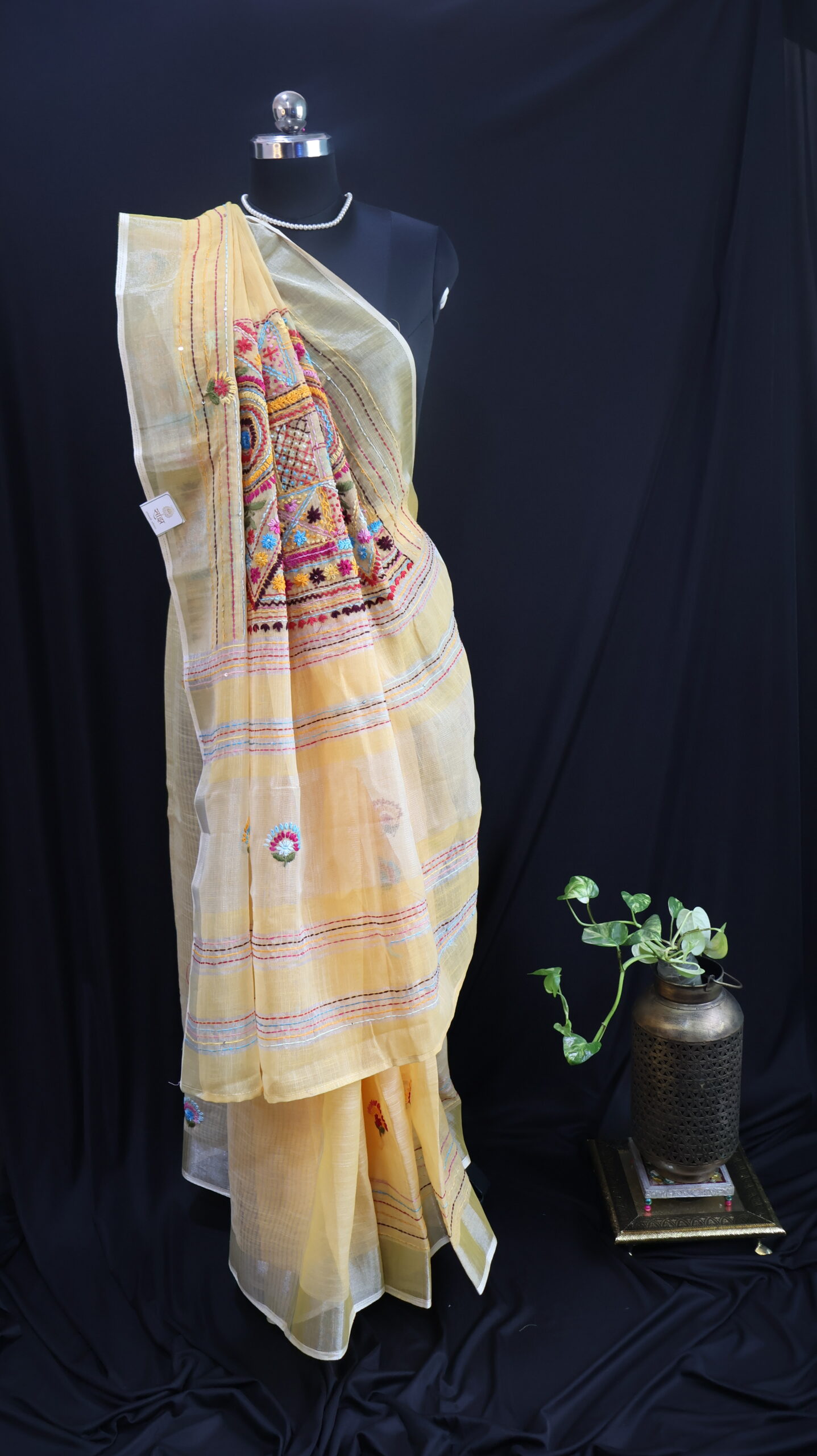Handcrafted Linen Saree with Traditional Lambani Embroidery – Pastel Yellow - Image 4