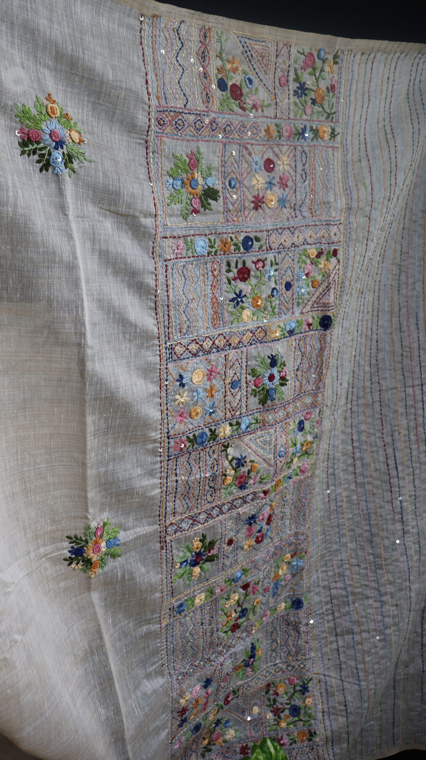 Beige Mul Chanderi Saree with Hand Embroidery & Sequin Work - Image 4